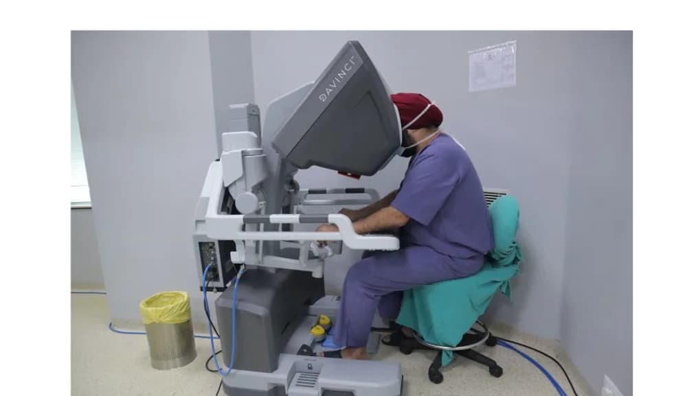 Surgeon operating the da Vinci surgical console
